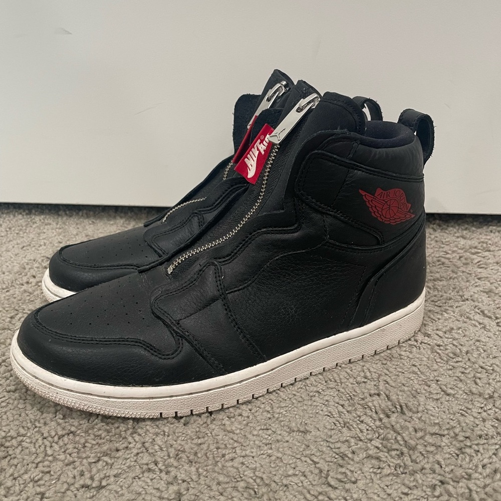 Women’s mid air Jordan’s. In excellent condition.